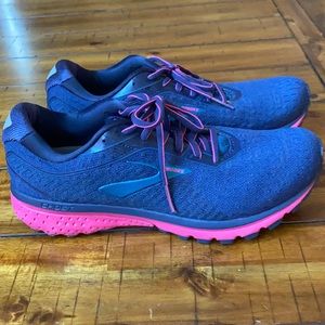 Brooks ghost 12 women navy 10 like new worn once